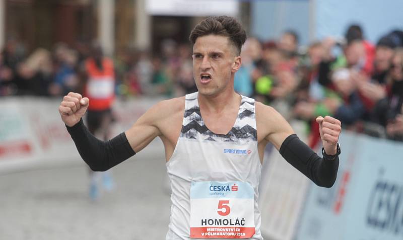 Vítězem Pardubického vinařského půlmaratónu a Mistrovství ČR mužů a žen v půlmaratonu 2019 v ulicích města Pardubic se stal Jiří Homoláč.