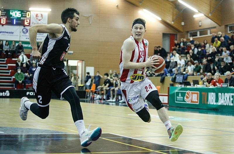 Pardubičtí basketbalisté doma poprvé v historii prohráli s Hradcem Králové.