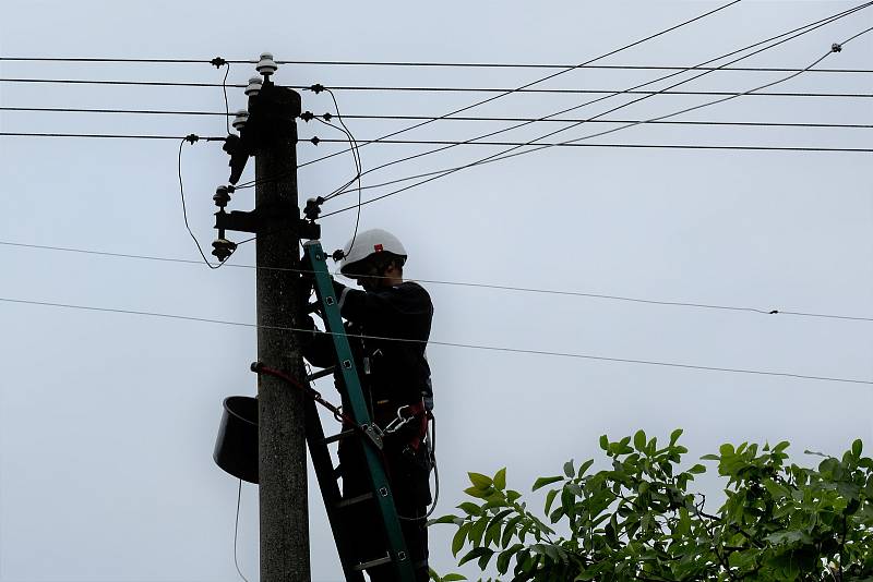 Energetici opravují poruchy v Pardubickém Svítkově, kde spadly dráty na silnici.