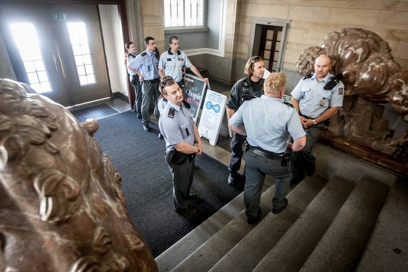 Police v Pardubicích vyklízí úřady magistrátu a krajského úřadu, kde anonym nahlásil bombu. 