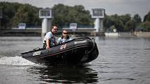 Policisté pohřešovaného Viktora Hašpicu hledali tentokrát i z vodní hladiny. Propátravaly se hlavně nánosy a křoviny rostoucí ve vodě podél břehů, kam se jinudy než z lodi nedá přiblížit.