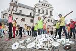 Zámecké nádvoří zdobí cédéčka. Lapače na slunce