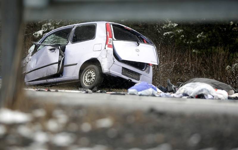 31. března. Následky střetu dodávky a osobního automobilu u Dražkovic byly tragické. 80letá řidička osobního vozu nehodu nepřežila.