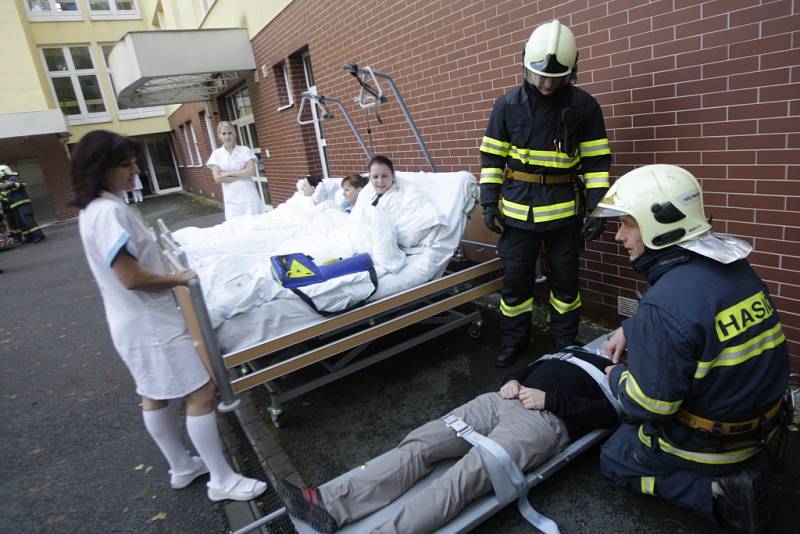 V budově pardubické porodnice cvičně hořelo. Personál a hasiči prověřovali evakuační plány.