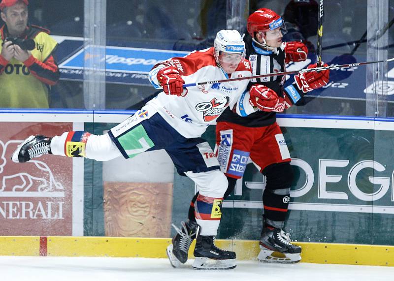 Hokejové utkání Tipsport extraligy v ledním hokeji mezi HC Dynamo Pardubice (v bíločerveném) a HC Oceláři Třinec (v černočerveném) v pardudubické enterie areně.