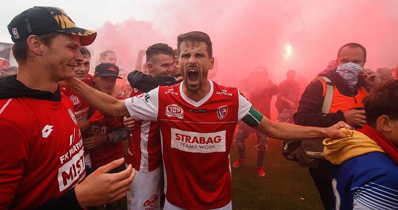 Oslavy titulu mistra Fobalové národní ligy týmu FK Pardubice na hřišti pod Vinicí v Pardubicích.