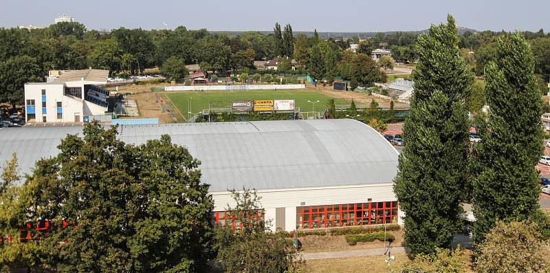 Letní stadion v centru Pardubic je v dezolátním stavu. Oprava může stát až přes půl miliardy korun.