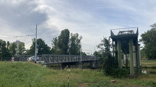 Další komplikace pro most kpt. Bartoše. Stavba přemostění se nejspíše zpozdí
