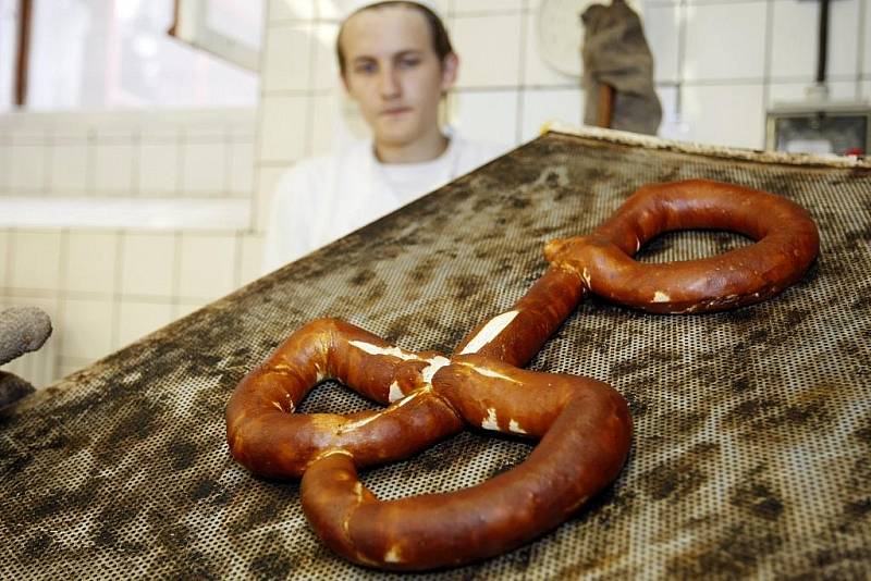 BAVORSKÝ PRECLÍK pro papeže Benedikta XVI. včera vyrobili současní i bývalí studenti Střední průmyslové školy potravinářské školy v Pardubicích. Dar dnes vystaví v hale školy.