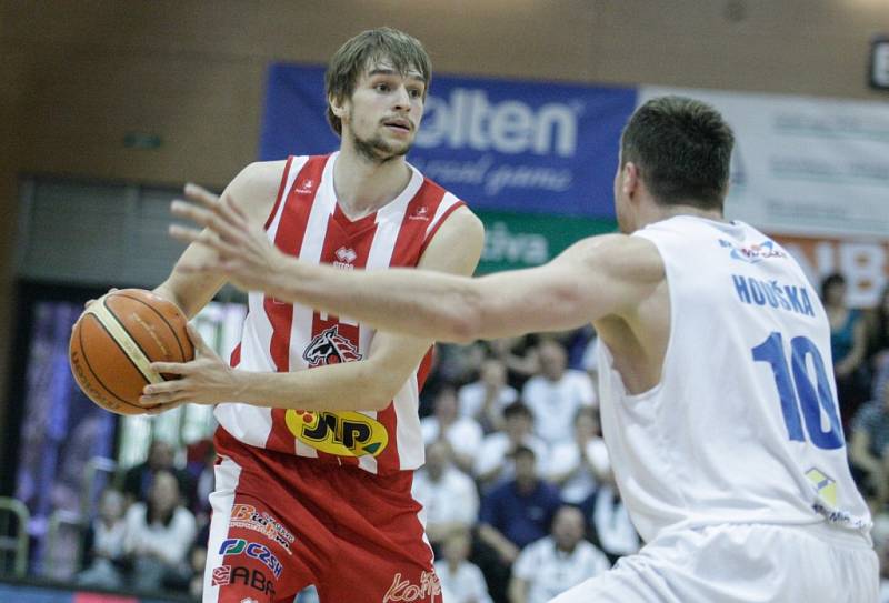 2. semifinále basketbalové Kooperativa NBL mezi BK JIP Pardubice (v bíločerném) a BK Armax Děčín (v černém).