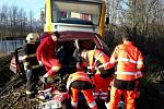 Vlak před sebou osobní auto hrnul 200 metrů. Ve vozidle zahynuli tři muži, čtvrtý utrpěl těžká zranění hlavy.