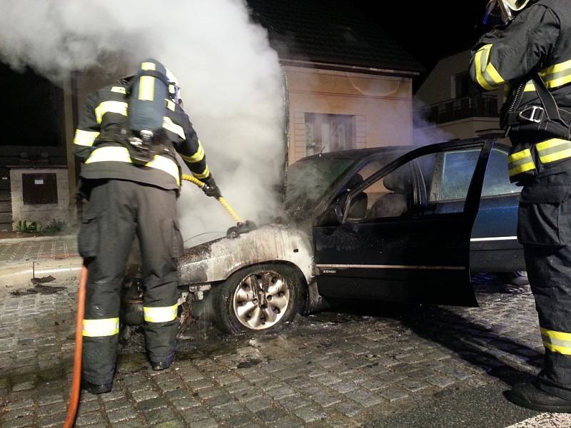 Požár automobilu v Bukovce pravděpodobně zavinila technická závada.