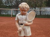 Pískací gumová hračka v podobě tenisty pamatuje jistě i první ročníky Pardubické juniorky