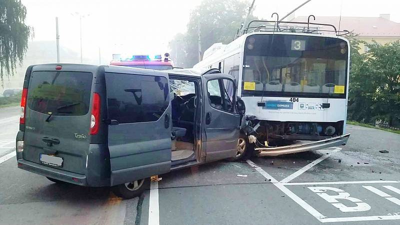 Při srážce trolejbusu s dodávkou se zranilo pět lidí