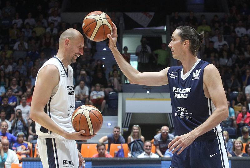 Poslední souboj basketbalových legend Jiřího Welsche a Luboše Bartoně v pardudubické ČSOB pojišťovna ARENĚ.