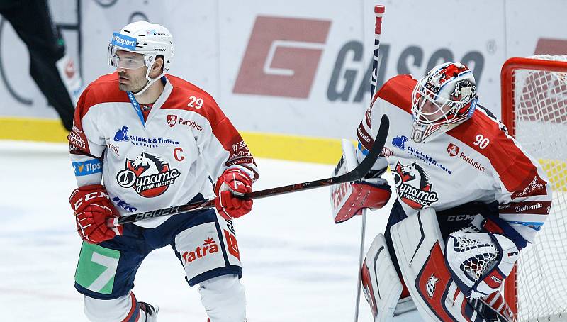 Hokejové utkání Tipsport extraligy v ledním hokeji mezi HC Dynamo Pardubice (v bíločerveném) a Bílý Tygři Liberec (v modrém) v pardudubické Enteria areně.