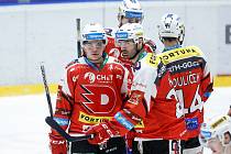 Hokejové utkání Tipsport extraligy v ledním hokeji mezi HC Dynamo Pardubice (v bíločerveném) a HC Rytíři Kladno (v bílomodrém) v pardubické enteria areně.