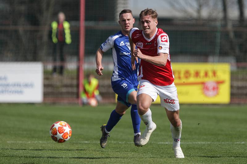 Utkání Fobalové národní ligy mezi FK Pardubice (ve červenobílém) a FC Sellier & Bellot Vlašim (v modrobílém) na hřišti pod Vinicí v Pardubicích.