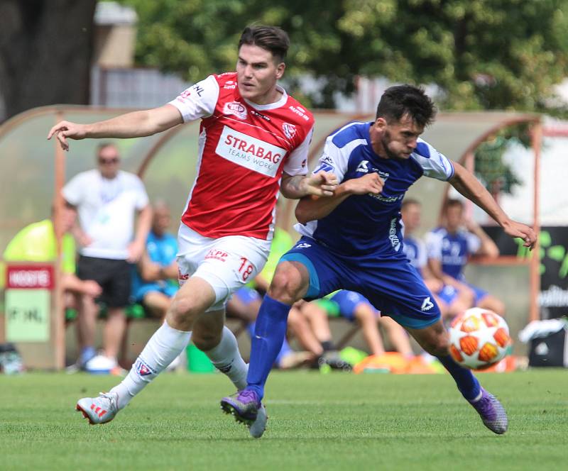 Utkání Fobalové národní ligy mezi FK Pardubice (ve červenobílém) a FC Sellier & Bellot Vlašim ( v modrobílém) na hřišti pod Vinicí v Pardubicích.