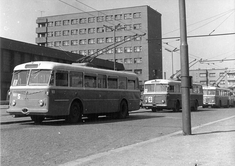 Fotografie z roku 1964 trolejbusů Škoda 7Tr před budovou hl. nádraží v Pardubicíc