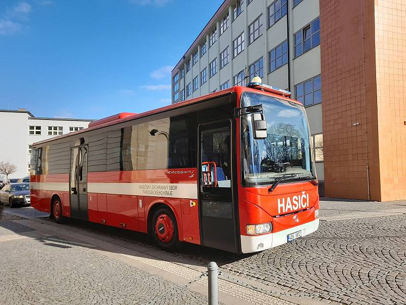 Evakuační autobus hasičů.