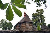 VESNICÍ ROKU se mohou stát i Veliny na Pardubicku. Jejich dominantou je novobarokní dřevěný kostel sv. Mikuláše, který byl postavený v roce 1752 v copovém slohu.