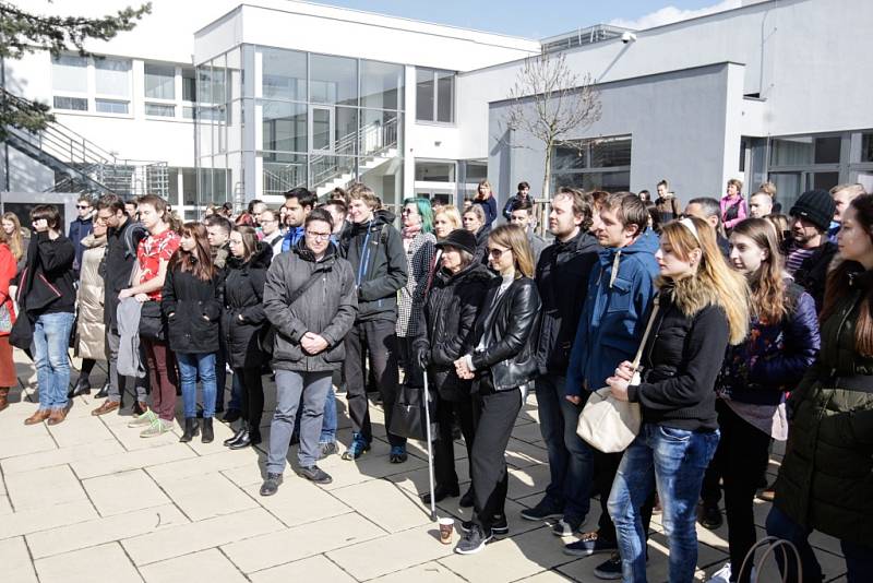 Studenti i divadelníci vyšli ven a stávkovali.