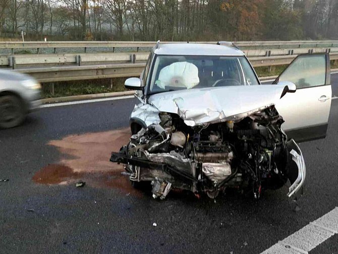 V okolí Opatovic nad Labem se silnice v úterý ráno proměnili v klouzačku a došlo k minimálně pěti dopravním nehodám. 