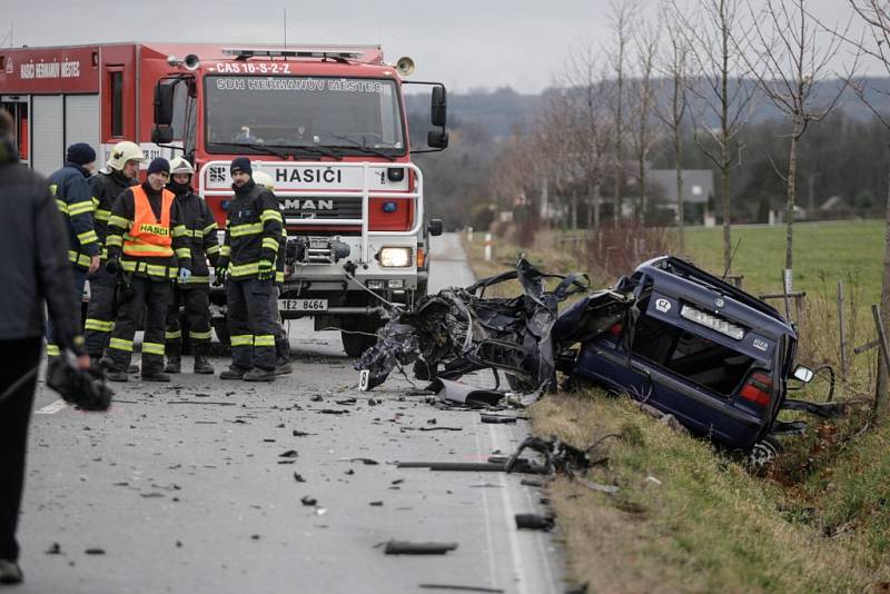 Tragická dopravní nehoda u Rozhovic. Čelní střet s nákladním autem řidič felicie nepřežil.