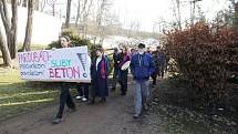 Aktivisté protestovali proti kácení v Tyršových sadech