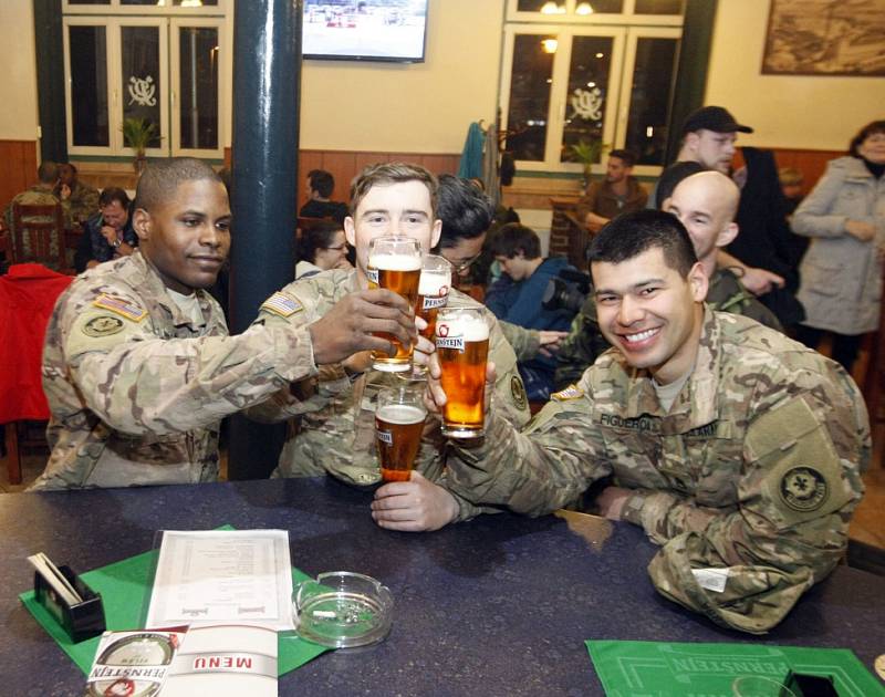 Američtí vojáci v pardubickém pivovaru.