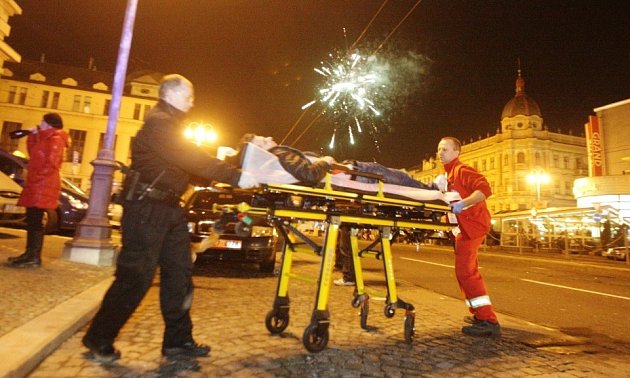 00:05 - Zcela opilý mladík leží na náměstí Republiky