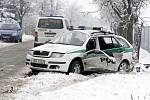 Při nehodě policejního vozu v Ostřešanech byli zraněni tři policisté