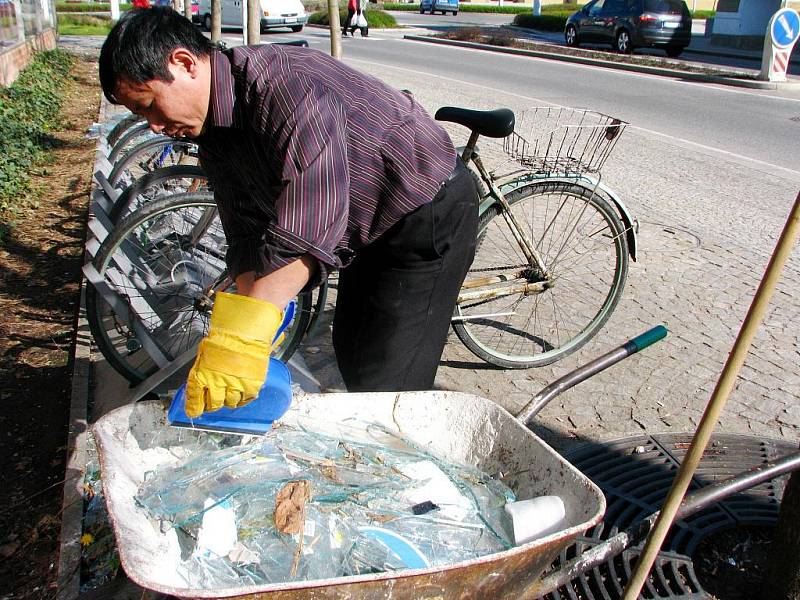 Ve 4 kilometry vzdálených Lázních Bohdanče tlaková vlna poničila asi 4 výlohy.