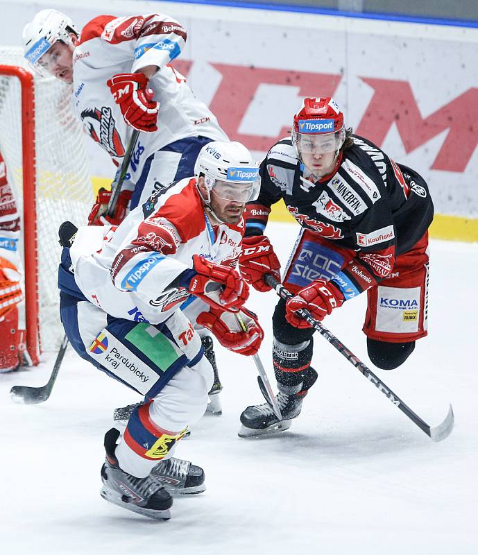 Hokejové utkání Tipsport extraligy v ledním hokeji mezi HC Dynamo Pardubice (v bíločerveném) a HC Oceláři Třinec.