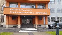 Fakulta elektrotechniky a informatiky na Univerzitě Pardubice, kde v pátek 4. února probíhal den otevřených dveří. Výhodou bylo, že mohl byt po dlouhé době opět „naživo“.