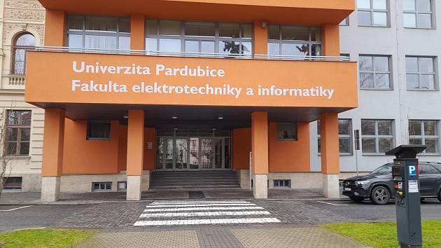 Fakulta elektrotechniky a informatiky na Univerzitě Pardubice, kde v pátek 4. února probíhal den otevřených dveří. Výhodou bylo, že mohl byt po dlouhé době opět „naživo“.