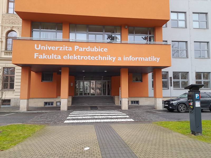 Fakulta elektrotechniky a informatiky na Univerzitě Pardubice, kde v pátek 4. února probíhal den otevřených dveří. Výhodou bylo, že mohl byt po dlouhé době opět „naživo“.