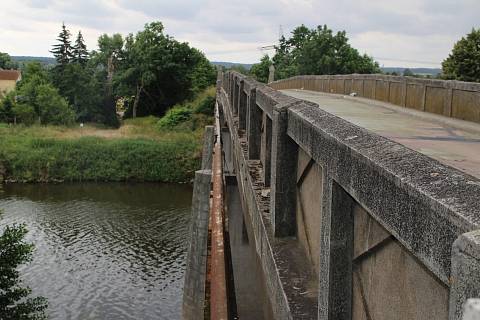 Stávající mostní objekt mezi Kladrubami nad Labem a Řečany nad Labem slouží od roku 1926.