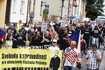 Svitavami při osmém pochodu Svitavami za Vlastimila Pechance, odsouzeného za rasově motivovanou vraždu, prošlo na sedmdesát jeho sympatizantů. 