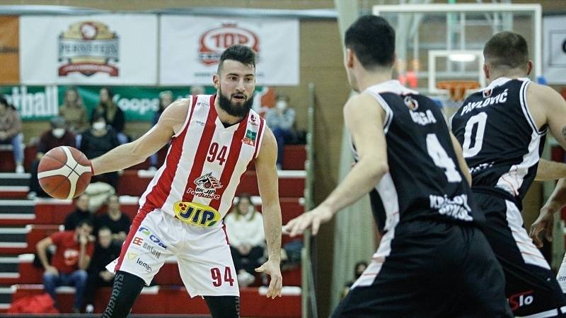 Pardubičtí basketbalisté doma poprvé v historii prohráli s Hradcem Králové.