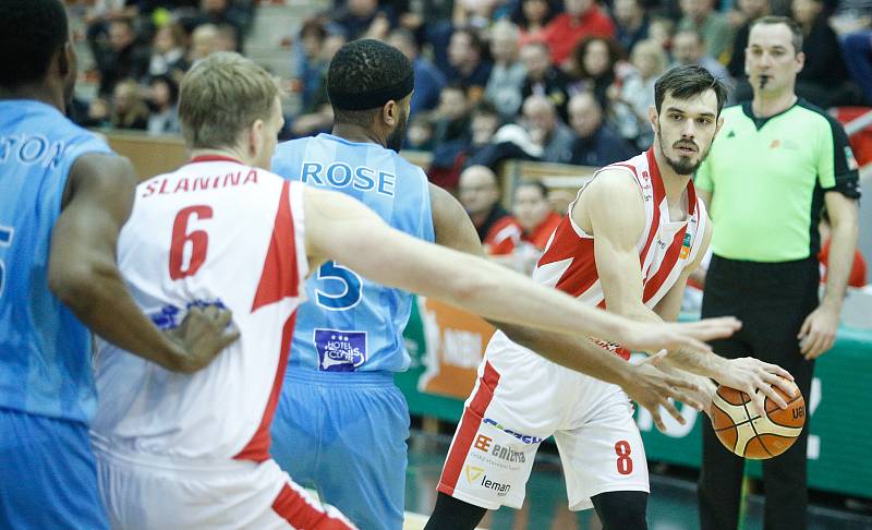 Basketbalové utkání Kooperativa NBL mezi BK JIP Pardubice (v červenobílém) a BK Olomoucko (v modrém) v pardubické hale na Dašické.