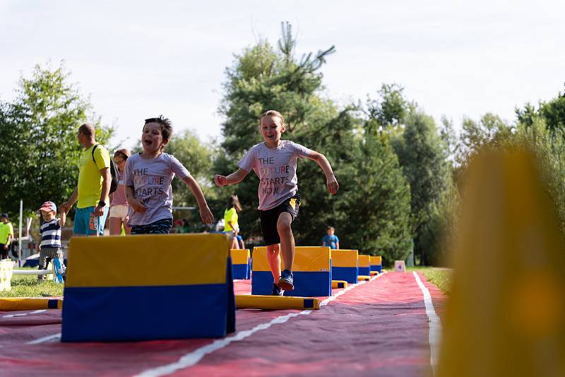 Nezaleknou se dýmu ani ohně. Koně i psi strážníků váleli ve Sportovním parku. Desítky sportů si tam lidé mohou vyzkoušet až do neděle.