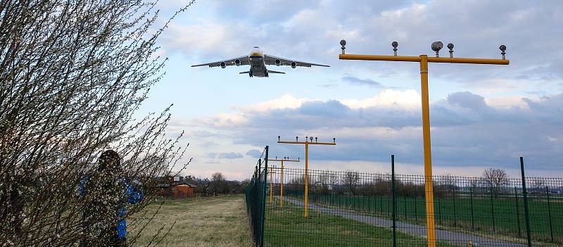 Na pardubickém letišti přistál další nákladní speciál Antonov An-124-100M Ruslan s nákladem zdravotnického materiálu a ochranných prostředků, 31.3.