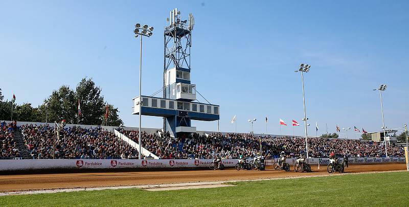 Slavnostní zahájení 73. Zlaté přilby města Pardubic na svítkovském plochodrážním stadioně.