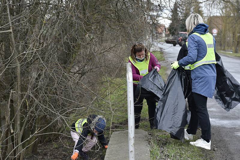 Do akce Ukliďme Česko se zapojila také rodina, která uklidila kolem Dražkova na Pardubicku.