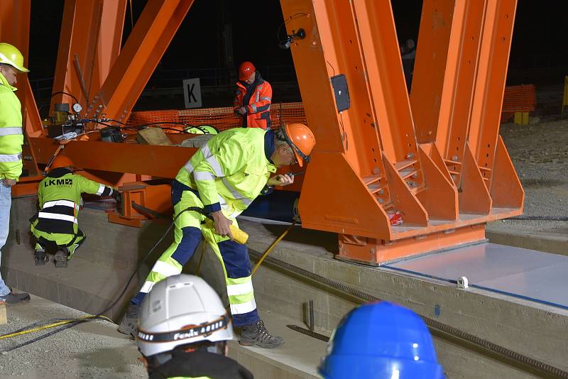 otáčení 1. poloviny mostu přes železniční stanici Uhersko – v noci ze soboty na neděli 16. - 17.4. 2022