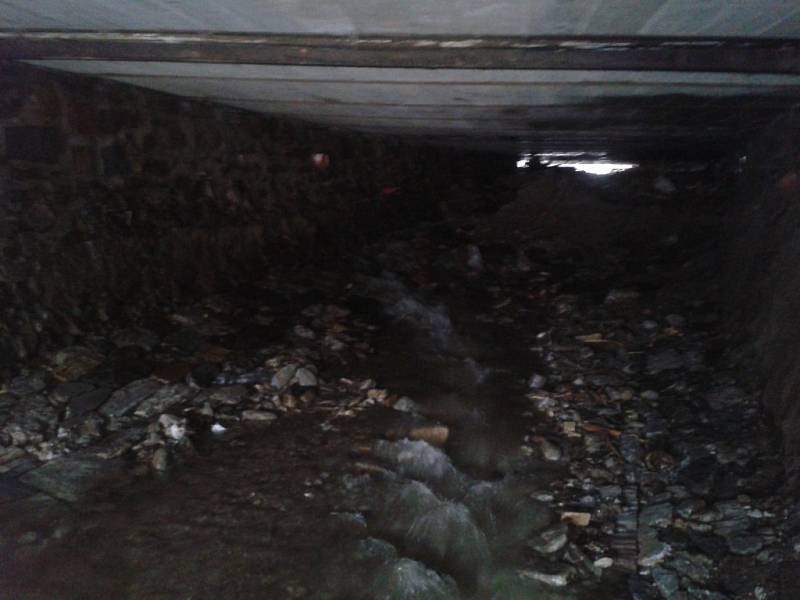 Takhle vypadal "náš" tunel těsně poté, co voda opadla. 