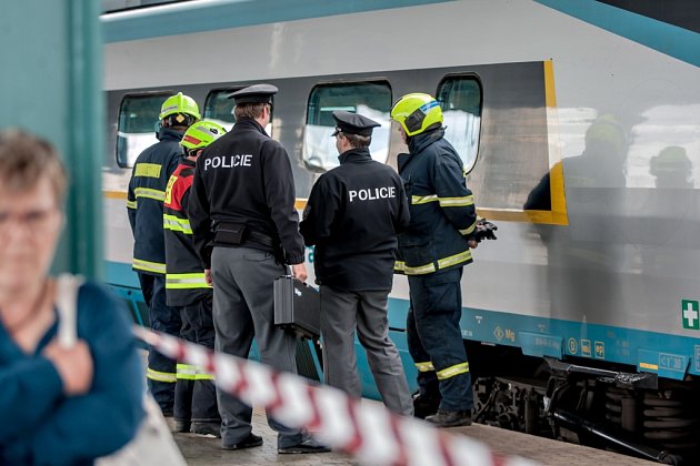 Hasiči a policisté na čtvtém nástupišti, kde bezdomovec skočil pod Pendolino.