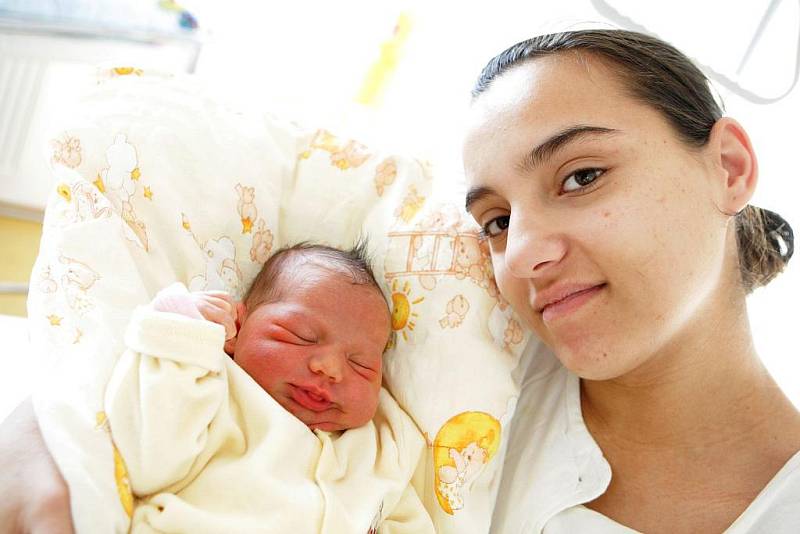 Nela Poláková se narodila 1. února v 8:32 hodin. Měřila 47 centimetrů a vážila 2950 gramů. Maminku Denisu u porodu podporoval tatínek Petr a doma v Pardubicích mají ještě tříletého Ivana.